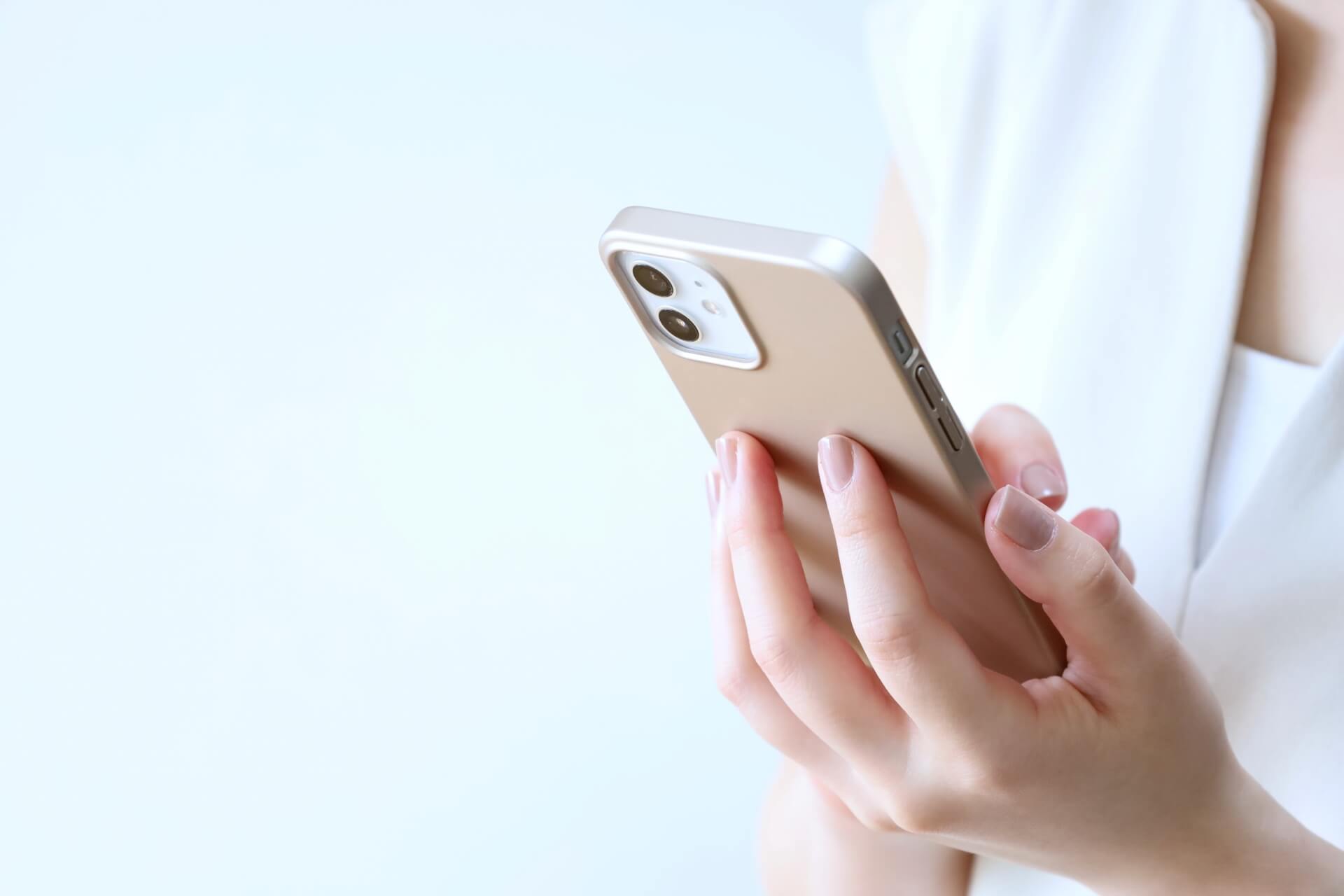 女性がスマホを使用している